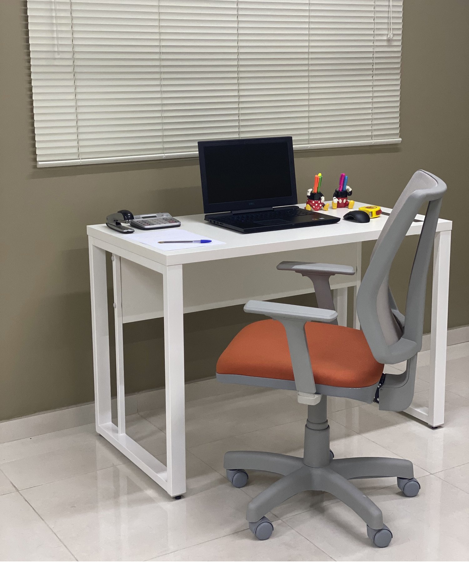 Mesa de home office branca com cadeira ergonômica