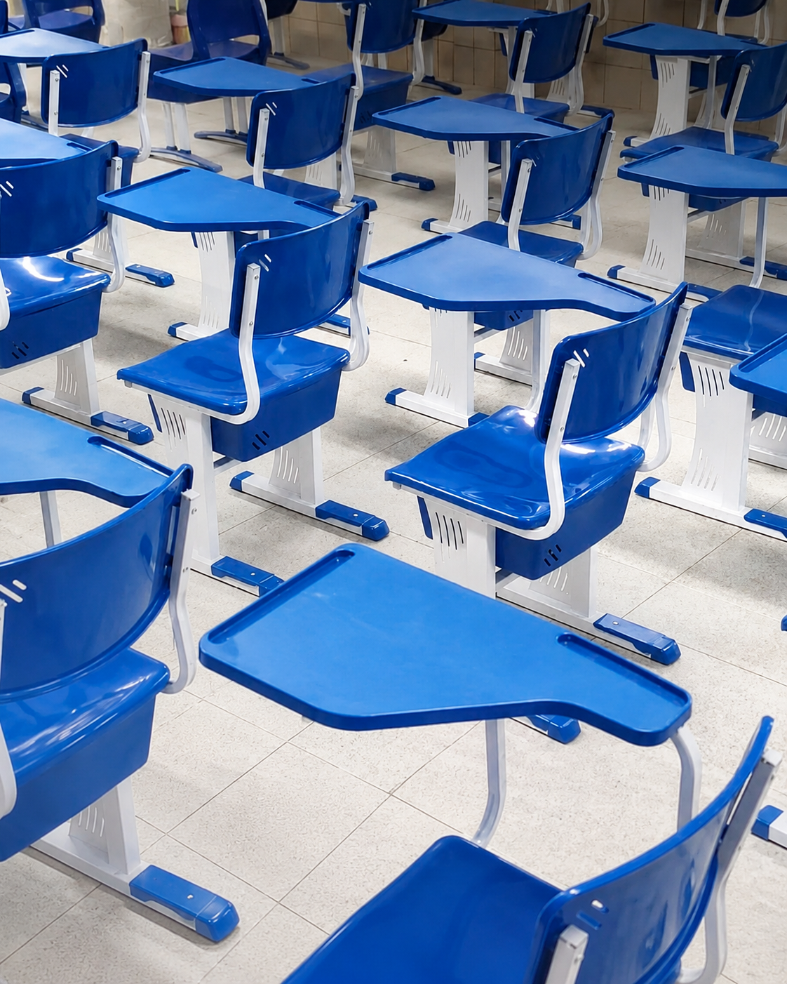 Carteiras escolares azuis para sala de aula