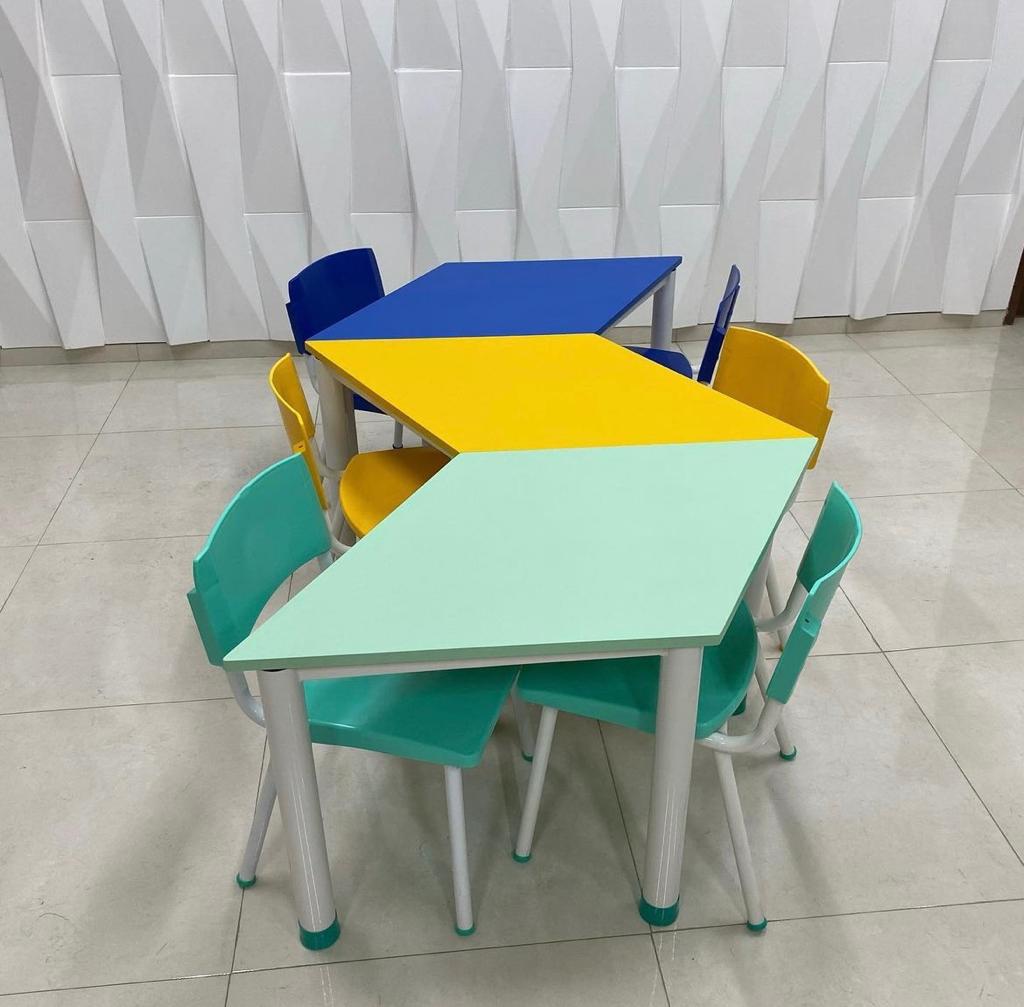 Conjunto escolar colorido com mesas modulares