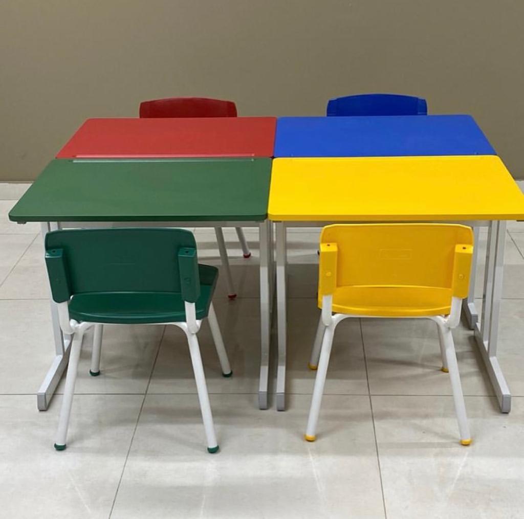 Conjunto de mesas e cadeiras escolares coloridas
