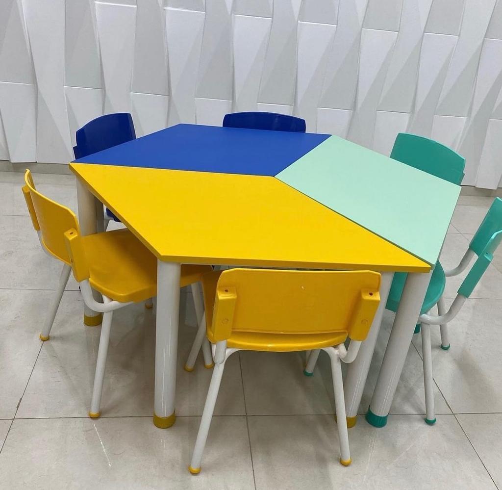 Mesa escolar modular amarela com cadeiras coloridas