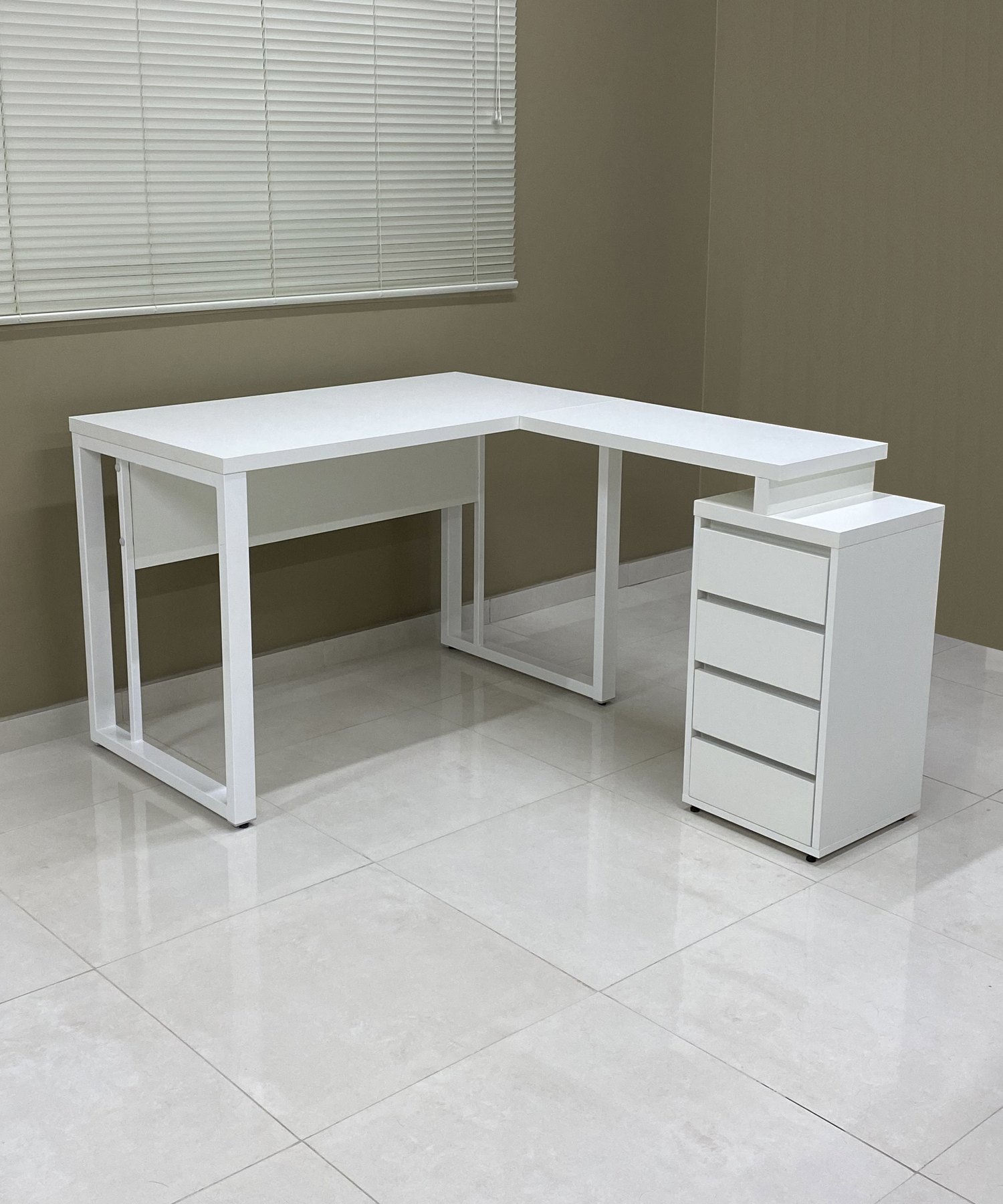 Mesa corporativa em L com gaveteiro branco